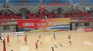 在上海国际赛车场F1围场，姚明与范志毅热切互动上演体坛“温情时刻”…